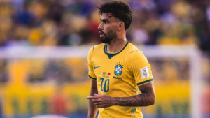 Lucas Paquetá respondeu aos fãs depois que o momento descontraído repercutiu na internet