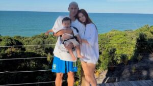 Imagem de Richarlison, Amanda Araujo e o filho do casal, Richarlison Jr.