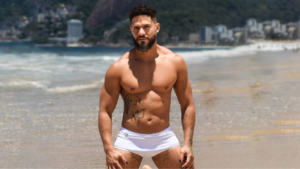 Juninho Motoboy explicou por que produz conteúdo adulto gay, falou sobre retorno financeiro e comentou a parceria recente com Bruno ZL