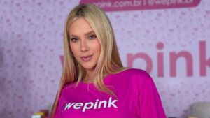 Imagem de Virginia Fonseca vestindo uma camiseta rosa da wepink