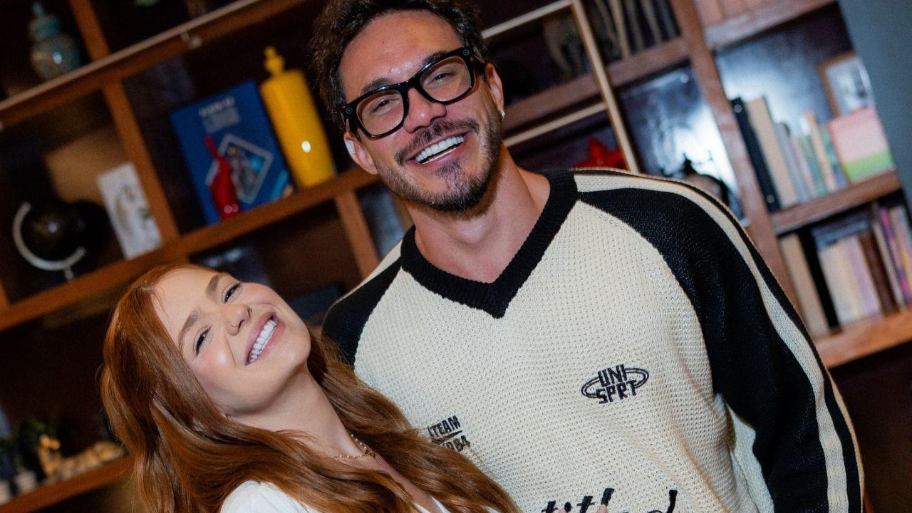 Viih Tube e Eliezer juntos e sorrindo.
