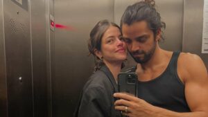 Foto mostra os atores Agatha Moreira e Rodrigo Simas juntos, um ao lado do outro, tirando foto no elevador.