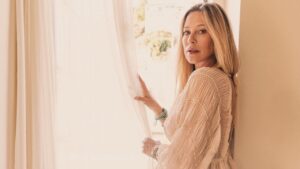 Foto mostra Luana Piovani. Mulher branca, loira, cabelo liso, usando roupa branca.