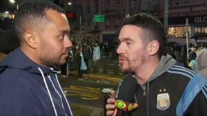 Foto mostra o repórter William que é negro entrevistando o homem racista branco da Argentina.