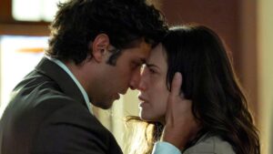 Imagem de Adriana (Letícia Colin) e Pedro ( Chay Suede) se beijando
