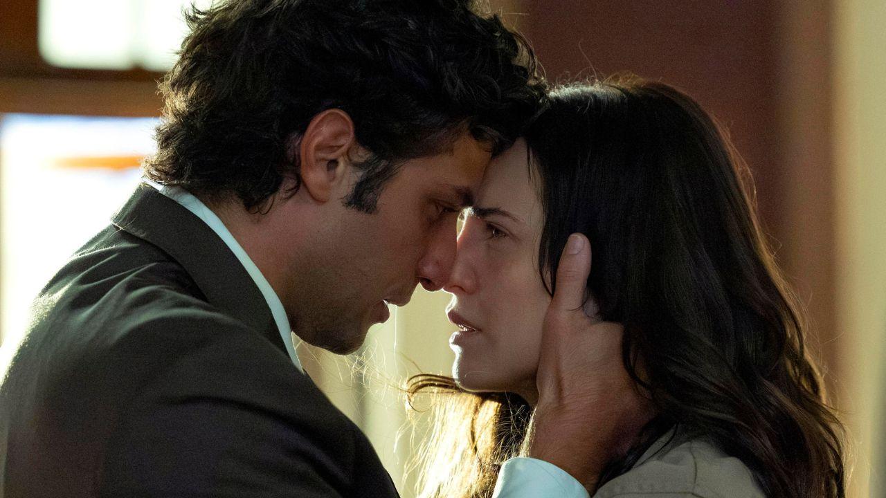 Imagem de Adriana (Letícia Colin) e Pedro ( Chay Suede) se beijando