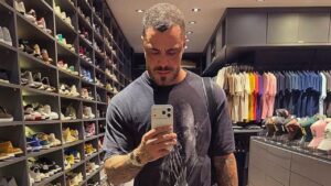 Closet de Felipe Titto com mais de 500 pares de tênis impressiona; veja