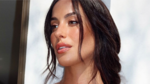 Ines de Ramon é designer de joias e vive um relacionamento discreto com Brad Pitt desde 2022