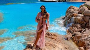 Imagem de Nicole Bahls na praia na Itália