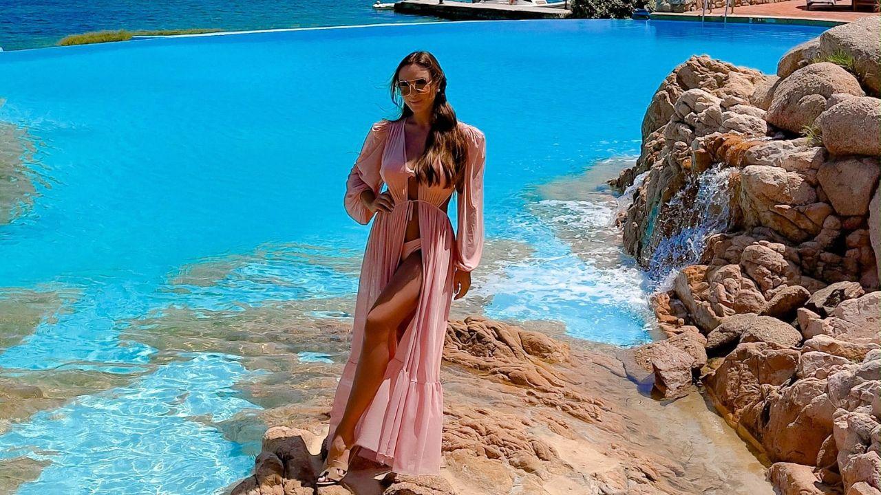 Imagem de Nicole Bahls na praia na Itália