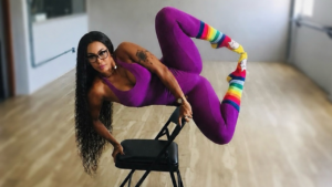 Rosiane Pinheiro chamou atenção ao compartilhar uma foto durante uma aula de Chair Dance