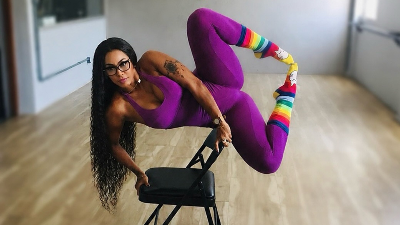 Rosiane Pinheiro chamou atenção ao compartilhar uma foto durante uma aula de Chair Dance