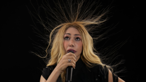 Taty Girl chamou a atenção após o cabelo ficar arrepiado durante uma apresentação no interior do Ceará