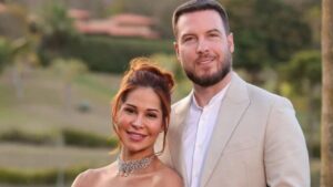 Foto mostra Maíra Cardi e Thiago Nigro vestidos de roupa social.