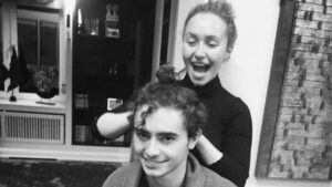 Hayden Panettiere e Jansen Panettiere sorrindo em uma foto preto e branco.