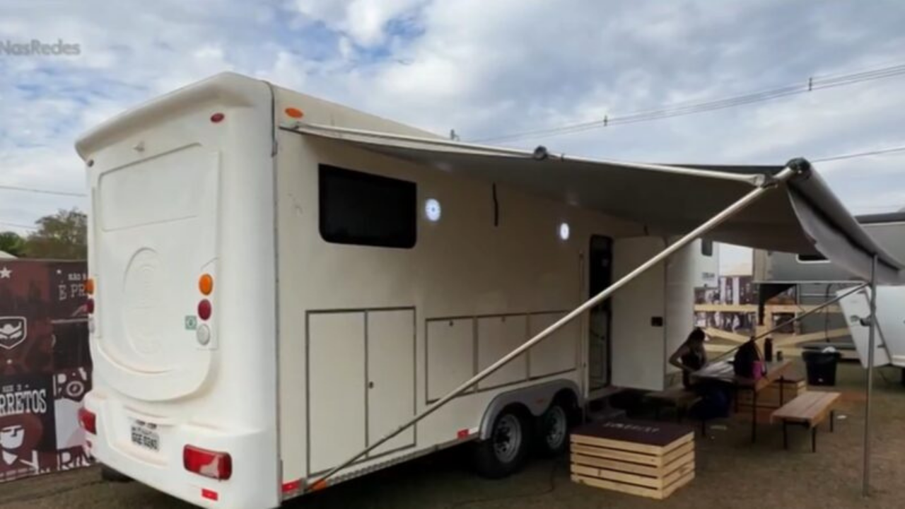 Ana Castela está hospedada em um trailer durante a Festa do Peão de Barretos