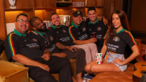 Anitta aparece ao lado dos compositores que disputam o samba-enredo da Grande Rio