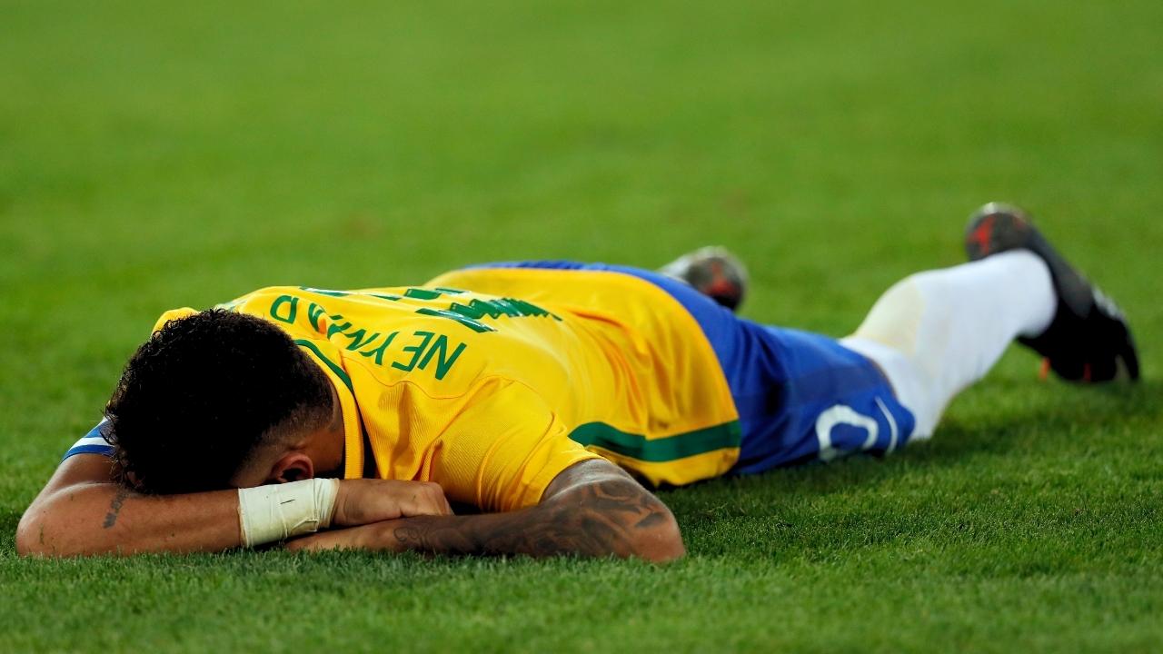 Brad Pitt provoca Neymar e brinca sobre simulações: 'Vou ensiná-lo'