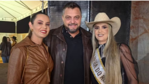 Lara Alves ganhou o título de Rainha do Rodeio de Montividiu, em Goiás, e vive um relacionamento a três com a irmã gêmea, Laila, e o agricultor Maycon Rueda