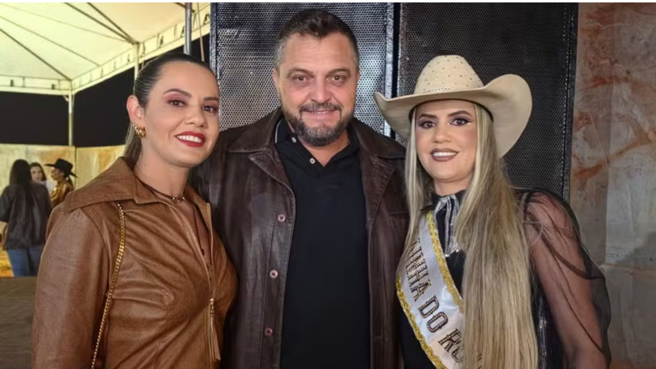 Lara Alves ganhou o título de Rainha do Rodeio de Montividiu, em Goiás, e vive um relacionamento a três com a irmã gêmea, Laila, e o agricultor Maycon Rueda