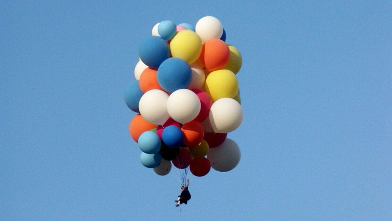 Parece cena de Up: Altas Aventuras, mas aconteceu de verdade: homem voou em uma cadeira presa a 42 balões