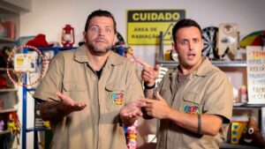 Victor Sarro comemora sucesso do 'Comédia SBT' aos domingos