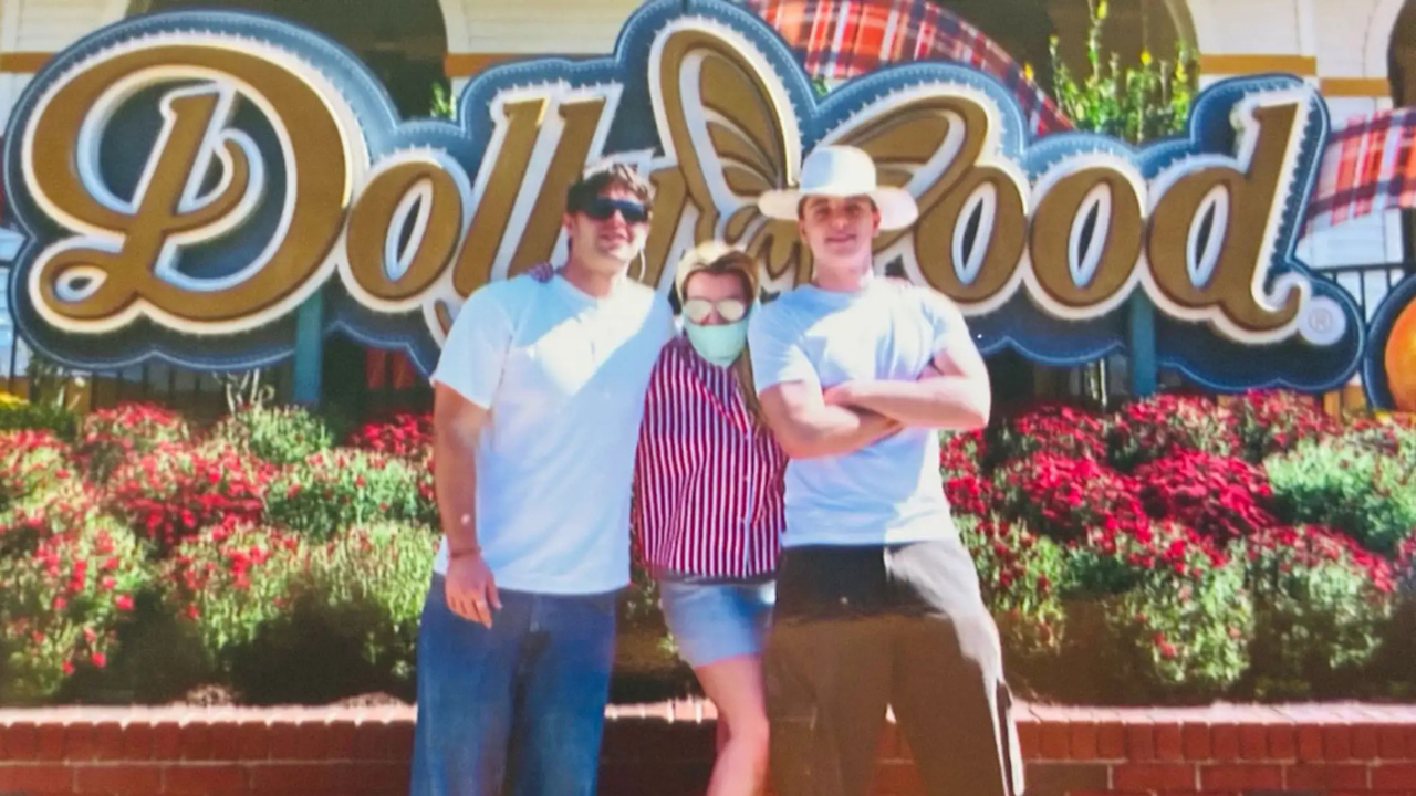 Britney Spears visita parque de Dolly Parton pela primeira vez com os filhos